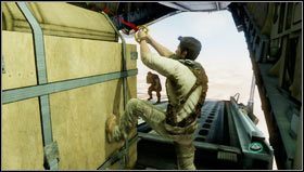 Przeciskając się wąskim tunelem w podłodze zostaniemy zauważeni przez osiłka, który wyciągnie nas z pod podłogi i spróbuje wyrzucić z samolotu - Rozdział 17- Pasażer na gapę | Opis przejścia Uncharted 3 Oszustwo Drakea - Uncharted 3: Oszustwo Drakea - poradnik do gry