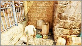 Gdy zakończymy pierwszą bójkę w tym rozdziale (zaraz po odzyskaniu notatnika Charliego) wybiegamy przez bramę - Rozdział 10 | Skarby w Uncharted 3 Oszustwo Drakea - Uncharted 3: Oszustwo Drakea - poradnik do gry