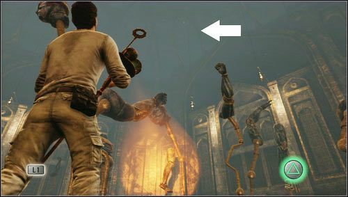 W pomieszczeniu z zagadką z częściami posągów podnosimy lampę i świecimy nią w skarb [1] znajdujący się na suficie po prawej stronie - Rozdział 11 | Skarby w Uncharted 3 Oszustwo Drakea - Uncharted 3: Oszustwo Drakea - poradnik do gry