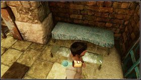 Po opuszczeniu pomieszczenia ze studzienką podchodzimy do fontanny na środku placu [1] i skręcam tuż przed nią w prawo - Rozdział 11 | Skarby w Uncharted 3 Oszustwo Drakea - Uncharted 3: Oszustwo Drakea - poradnik do gry
