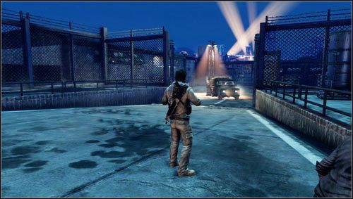 Po tym jak przepchniemy drugi samochód by utorować sobie przejście przez bramę [1], wejdziemy przez okno do garażu po lewej - Rozdział 16 | Skarby w Uncharted 3 Oszustwo Drakea - Uncharted 3: Oszustwo Drakea - poradnik do gry