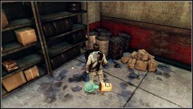 W środku skręcamy w lewo w kierunku zielonego samochodu [1] by odnaleźć za nim leżący pod ścianą po lewej skarb [2] - Rozdział 16 | Skarby w Uncharted 3 Oszustwo Drakea - Uncharted 3: Oszustwo Drakea - poradnik do gry