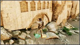 Na początku rozdziału podchodzimy do drewnianych wrót [1] i przy ścianie poruszamy się w lewo by odnaleźć skarb [2] - Rozdział 19 | Skarby w Uncharted 3 Oszustwo Drakea - Uncharted 3: Oszustwo Drakea - poradnik do gry