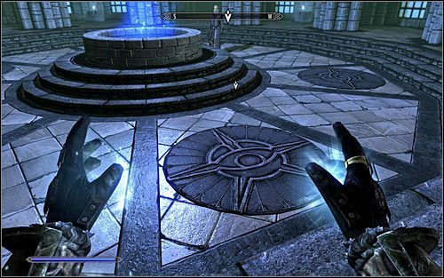 Tolfdir będzie chciał żebyś zaprezentował działanie czaru ochronnego, tak więc zacznij oczywiście od wybrania go z listy i ustawienia go jako aktywny (możesz go przyporządkować do dowolnej dłoni bohatera) - Trudne początki | Questy poboczne w Skyrim - Skyrim - poradnik, mapy, questy