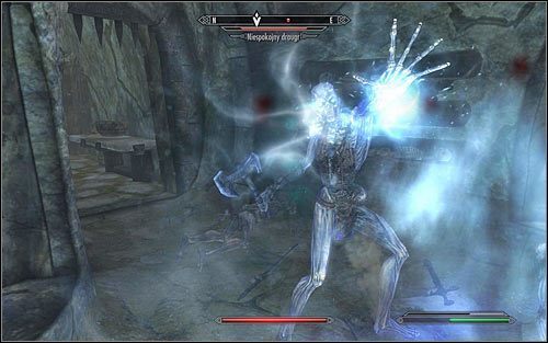 Warto rozejrzeć się trochę po okolicy, a w szczególności zajrzeć do zamkniętego północnego pomieszczenia, w którym znajduje się świetnie zabezpieczony kufer - Podsycanie płomieni (1) | Questy Akademii Bardów w Skyrim - Skyrim - poradnik, mapy, questy