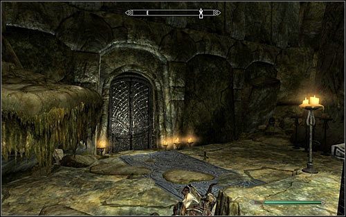 Skorzystaj teraz z bocznych drzwi, otwierając je z pomocą klucza (powyższy screen) - Podsycanie płomieni (2) | Questy Akademii Bardów w Skyrim - Skyrim - poradnik, mapy, questy