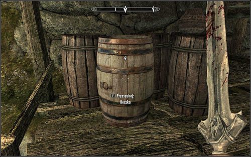 Zgodnie z otrzymaną wskazówką warto byłoby zbadać wskazaną przez grę beczkę (powyższy screen), albowiem skrywa ona mikstury pomniejszego uzdrowienia, mikstury pomniejszej kondycji i mikstury pomniejszej magii - Przeprawa przez twierdzę w towarzystwie Ralofa | Zerwane kajdany | Skyrim - Skyrim - poradnik, mapy, questy