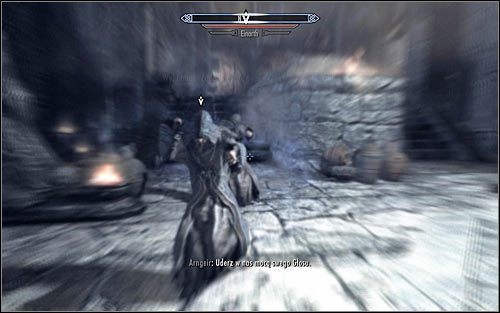 Po znalezieniu się wewnątrz klasztoru zaczekaj aż podejdzie do Ciebie Arngeir, z którym automatycznie zainicjowana zostanie rozmowa - Odbycie szkolenia u Siwobrodych | Droga głosu | Solucja Skyrim - Skyrim - poradnik, mapy, questy