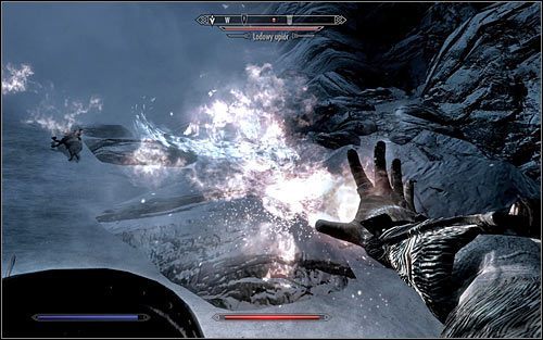 Przeprawa na szczyt góry urozmaicona zostanie także kilkoma potyczkami, w których do zlikwidowania będą lodowe upiory (powyższy screen) - Wyprawa do Gardła Świata | Gardło Świata | Solucja Skyrim - Skyrim - poradnik, mapy, questy