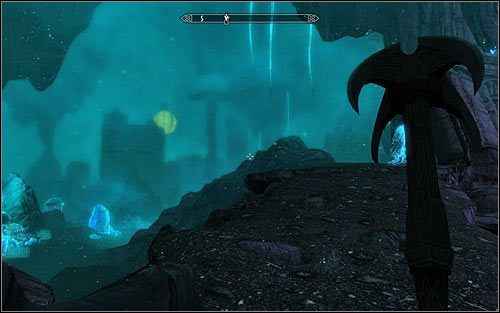 Proponuję przemieszczać się w stronę widocznej w oddali zielonej sfery (powyższy screen), a więc początkowo na zachód i później na południowy-zachód - Odnalezienie Prastarego Zwoju (2) | Pradawna wiedza | Solucja Skyrim - Skyrim - poradnik, mapy, questy