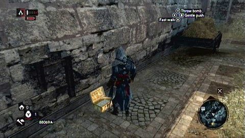 Leży przy ścianie świątyni, niedaleko wozu z sianem - Imperial District (14-28) | Skrzynie ze skarbami w Assassins Creed Revelations - Assassins Creed: Revelations - poradnik do gry