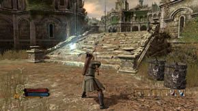 Wokół dziedzińca, pod murami, jest jeszcze więcej skrzynek i beczek (przy tych po lewej rośnie kwiat) - Główna brama Fornostu (1) | Rozdział 1 | Władca Pierścieni Wojna na Północy - Władca Pierścieni: Wojna na Północy - poradnik do gry