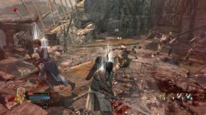 Za rogiem po lewej czai się kilku wojowników i kolejny szaman - Mury obronne | Rozdział 1 | Władca Pierścieni Wojna na Północy - Władca Pierścieni: Wojna na Północy - poradnik do gry