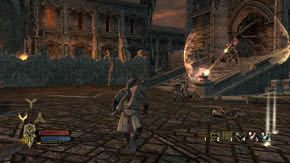 Kiedy gobliny przestaną się wylewać, szybko wyceluj w czerwony ładunek wybuchowy na drugich schodach po prawej - Cytadela | Rozdział 1 | Władca Pierścieni Wojna na Północy - Władca Pierścieni: Wojna na Północy - poradnik do gry