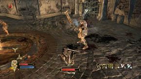 Tharzog atakuje normalnie, a do tego posiada dwa specjalne ataki - wyskok z uderzeniem oraz obszarowy zamach mieczem - Wnętrze cytadeli | Rozdział 1 | Władca Pierścieni Wojna na Północy - Władca Pierścieni: Wojna na Północy - poradnik do gry