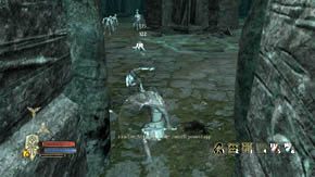 Zacznij biec w dół, aż zauważysz zasnutą zieloną mgłą dolinę (przed wejściem do niej po lewej rośnie grzyb, zaś po prawej - kwiat) - Wzgórza Kurhanów (1) | Rozdział 2 | Władca Pierścieni Wojna na Północy - Władca Pierścieni: Wojna na Północy - poradnik do gry