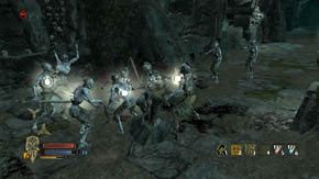 W wielkiej sali (w tym grobowcu jest tylko jedna) po chwili pojawi się mnóstwo zombie i duchów-wojowników - Wzgórza Kurhanów (2) | Rozdział 2 | Władca Pierścieni Wojna na Północy - Władca Pierścieni: Wojna na Północy - poradnik do gry