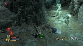 Z ziemi wylezie sporo zombie i duchów-wojowników, a przy wejściu do grobowca pojawią się też łucznicy - Wzgórza Kurhanów (2) | Rozdział 2 | Władca Pierścieni Wojna na Północy - Władca Pierścieni: Wojna na Północy - poradnik do gry