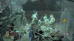 Dalsza droga prowadzi w prawo i na dół, po drodze niszcz urny i przygotuj się do kolejnej ciężkiej walki - Wzgórza Kurhanów (2) | Rozdział 2 | Władca Pierścieni Wojna na Północy - Władca Pierścieni: Wojna na Północy - poradnik do gry