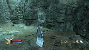 Za zniszczoną ścianą jest korytarz prowadzący do małej sali, w której znajdziesz sporo urn oraz stos z przedmiotami - Wzgórza Kurhanów (2) | Rozdział 2 | Władca Pierścieni Wojna na Północy - Władca Pierścieni: Wojna na Północy - poradnik do gry