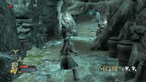 Za fałszywą ścianą jest kolejna mała sala, a w niej urny, stos przedmiotów i skrzynia, którą przeszukaj - Wzgórza Kurhanów (2) | Rozdział 2 | Władca Pierścieni Wojna na Północy - Władca Pierścieni: Wojna na Północy - poradnik do gry