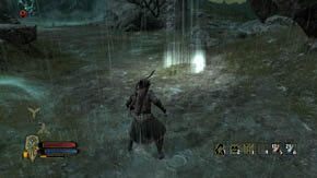 Po lewej, przed świetlistymi wrotami, rośnie kwiat - Wzgórza Kurhanów (2) | Rozdział 2 | Władca Pierścieni Wojna na Północy - Władca Pierścieni: Wojna na Północy - poradnik do gry