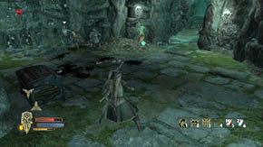 Przy drugim słupie (licząc od wejścia do korytarza) rośnie kwiat, a na lewo i prawo ostatniego są stosy z przedmiotami - Kurhan Amon Gorthad (2) | Rozdział 2 | Władca Pierścieni Wojna na Północy - Władca Pierścieni: Wojna na Północy - poradnik do gry