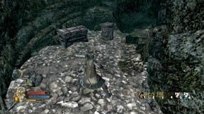 Wybierz ten lewy, poniszcz skrzynki, a potem przeszukaj zaułki po lewej i prawej - Zimne Góry (2) | Rozdział 3 | Władca Pierścieni Wojna na Północy - Władca Pierścieni: Wojna na Północy - poradnik do gry