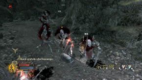 Za fałszywą ścianą znajdziesz małą jaskinię, a w niej skrzynię do przeszukania i kilka beczek do zniszczenia - Wysokie Wrzosowiska (1) | Rozdział 3 | Władca Pierścieni Wojna na Północy - Władca Pierścieni: Wojna na Północy - poradnik do gry