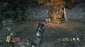 W jaskini, w której jesteś, znajduje się sporo beczek i dwa stosy przedmiotów (po lewej i prawej) - Wysokie Wrzosowiska (1) | Rozdział 3 | Władca Pierścieni Wojna na Północy - Władca Pierścieni: Wojna na Północy - poradnik do gry