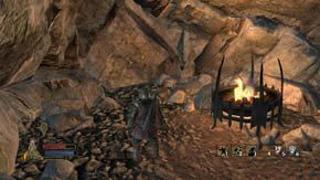 Dodatkowo, jeśli grasz Farinem, to na prawo od ogniska będzie żyła złota, którą zbadaj - Górska przełęcz | Rozdział 4 | Władca Pierścieni Wojna na Północy - Władca Pierścieni: Wojna na Północy - poradnik do gry