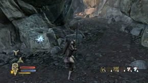 Zaraz po lewej jest kolejna żyła złota, naprzeciwko grzyb, zaś nieco dalej, po prawej żyła złota oraz skrzynia - Górska przełęcz | Rozdział 4 | Władca Pierścieni Wojna na Północy - Władca Pierścieni: Wojna na Północy - poradnik do gry