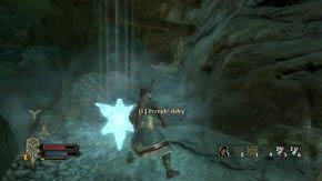 Dalsza droga prowadzi do świetlistych wrót po lewej, lecz zanim tam pobiegniesz, przeszukaj skrzynię na skale po prawej (rośnie tam także kwiat) - Wnętrze góry | Rozdział 4 | Władca Pierścieni Wojna na Północy - Władca Pierścieni: Wojna na Północy - poradnik do gry