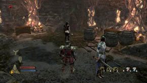 W tym korytarzu na lewej ścianie skalnej jest fragment, który można zniszczyć - Cieniste ścieżki | Rozdział 5 | Władca Pierścieni Wojna na Północy - Władca Pierścieni: Wojna na Północy - poradnik do gry