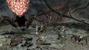 Królowa pająków potrafi także złapać twoją postać i - jeśli nie będziesz wciskał przycisku pokazanego na dole ekranu - pożreć - Serce sieci | Rozdział 5 | Władca Pierścieni Wojna na Północy - Władca Pierścieni: Wojna na Północy - poradnik do gry