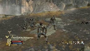 Po prawej jest stos przedmiotów, a nieco dalej, po lewej, kolejny - Góry Szare (1) | Rozdział 6 | Władca Pierścieni Wojna na Północy - Władca Pierścieni: Wojna na Północy - poradnik do gry