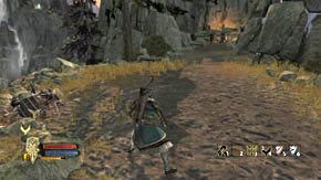 Przy ognisku jest kilka skrzynek i beczek (zniszcz wszystko), a nieco dalej po prawej stos z przedmiotami - Góry Szare (1) | Rozdział 6 | Władca Pierścieni Wojna na Północy - Władca Pierścieni: Wojna na Północy - poradnik do gry