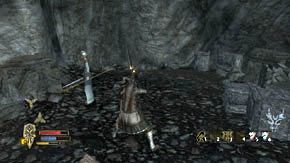 Po prawej, w małej jaskini, jest trochę beczek i skrzynek - Góry Szare (2) | Rozdział 6 | Władca Pierścieni Wojna na Północy - Władca Pierścieni: Wojna na Północy - poradnik do gry