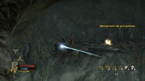 Przy ognisku rośnie grzyb, za pierwszym mostem po prawej znajdziesz stos przedmiotów, kilka kroków dalej - żyłę złota na skale po prawej, zaś przed drugim mostem po prawej - kolejnego grzyba - Góry Szare (2) | Rozdział 6 | Władca Pierścieni Wojna na Północy - Władca Pierścieni: Wojna na Północy - poradnik do gry