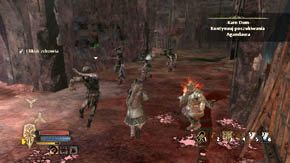 Biegnij jedyną możliwą drogą niszcząc beczki i skrzynki po drodze, a dojdziesz do świecącej się na żółto dźwigni - Karn Dum | Finał | Władca Pierścieni Wojna na Północy - Władca Pierścieni: Wojna na Północy - poradnik do gry