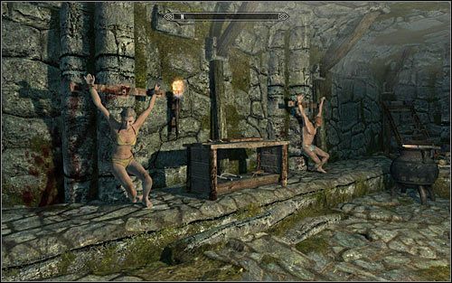 Zakup sali tortur doprowadzi do wyposażenia pomieszczenia, w którym wcześniej walczyłeś z Cyceronem w narzędzia tortur - Trofeum nad kominkiem | Zadania Mrocznego Bractwa | Solucja Skyrim - Skyrim - poradnik, mapy, questy