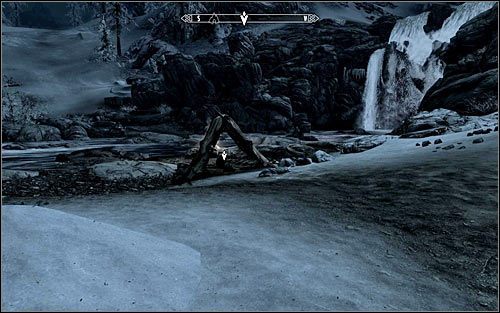 Jako że w pobliżu obozowiska Ennodiusa nie powinny pojawiać się inne osoby możesz spróbować zaatakować go w ciągu dnia - Zlecenie- Zabij Ennodiusa Papiusa | Zadania Mrocznego Bractwa | Solucja Skyrim - Skyrim - poradnik, mapy, questy