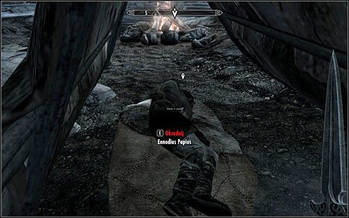 Kucnij i zacznij skradać się w stronę namiotu, w którym będzie spał Ennodius - Zlecenie- Zabij Ennodiusa Papiusa | Zadania Mrocznego Bractwa | Solucja Skyrim - Skyrim - poradnik, mapy, questy