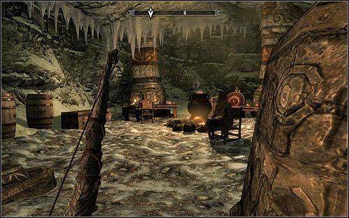 Wkrótce powinieneś dotrzeć do drugiego obozowiska bandytów (powyższy screen) i tu już warto się pilnować, gdyż obie przebywające w tym miejscu postacie dysponują magicznymi zdolnościami - Zlecenie- Zabij Malurila | Zadania Mrocznego Bractwa | Solucja Skyrim - Skyrim - poradnik, mapy, questy