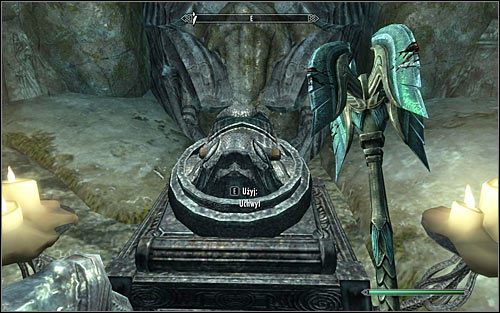 Wejdź do nowej sali i udaj się na jej drugi koniec, odnajdując interaktywny uchwyt (powyższy screen) - Chwała poległym (2) | Zadania Towarzyszy | Solucja Skyrim - Skyrim - poradnik, mapy, questy