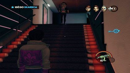 Przechodzimy do kolejnego pomieszczenia - za następnymi drzwiami czekają na nas następni strażnicy - Miłe złego skoku początki | Kampania Saints Row The Third - Saints Row: The Third - poradnik do gry