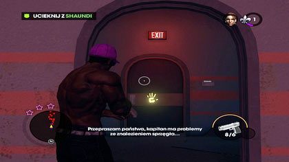 Gdy pokonamy przeciwników i przejdziemy dalej, u kolejnych drzwi pojawi się gangster z pistoletem 45 - Nara, ja spadam | Kampania Saints Row The Third - Saints Row: The Third - poradnik do gry