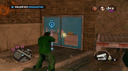 Na parkingu za budynkiem czeka na nas wielu przeciwników, jednak kucając za murkiem jesteśmy w stanie wystrzelać wszystkich bez większego problemu - tym bardziej, że jesteśmy wspierani przez dwójkę ziomów - Dopiero się rozkręcamy / Przypudruj nos | Kampania Saints Row The Third - Saints Row: The Third - poradnik do gry