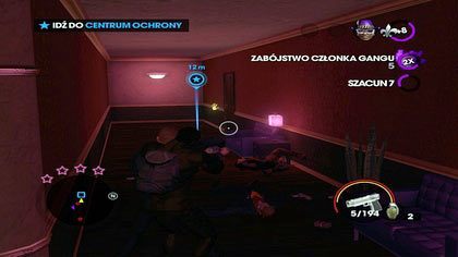 W głównym pomieszczeniu znajduje się spora grupa gangsterów Jutrzenki, dlatego chwytamy najbliższego z nich i korzystając z 45 - Alfonsi i dziwki | Kampania Saints Row The Third - Saints Row: The Third - poradnik do gry