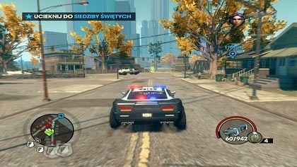 Wybiegamy z budynku po czym wsiadamy do radiowozu - Gangi pod lufą | Kampania Saints Row The Third - Saints Row: The Third - poradnik do gry